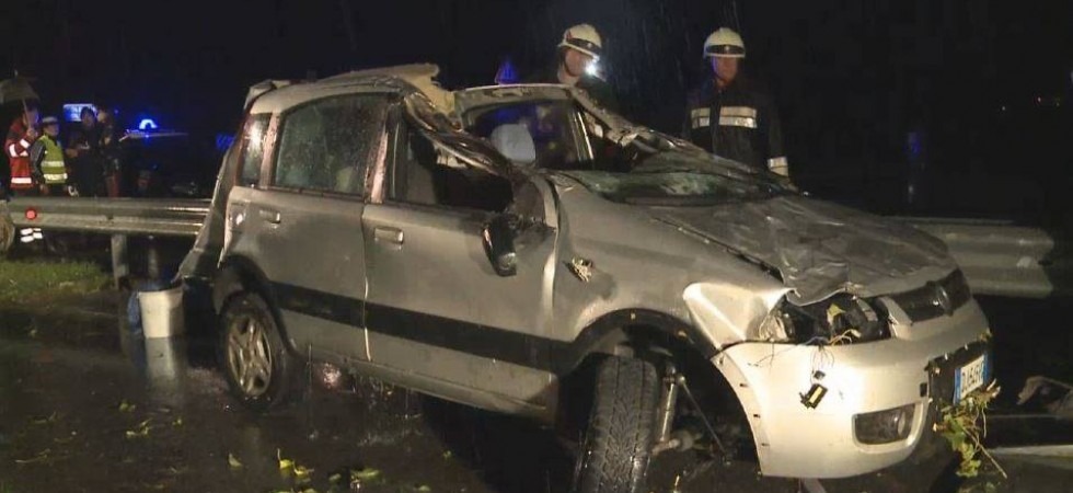 Foto da internet Finisce con l'auto contro gli alberi abbattuti dal maltempo, 53enne perde la vita