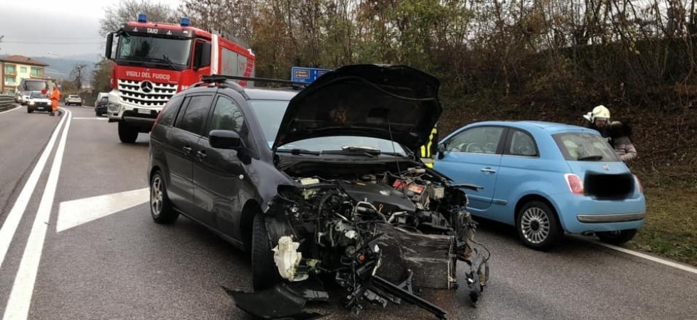 Sbanda e distrugge la macchina contro il guardrail, la corsa finisce in mezzo alla carreggiata