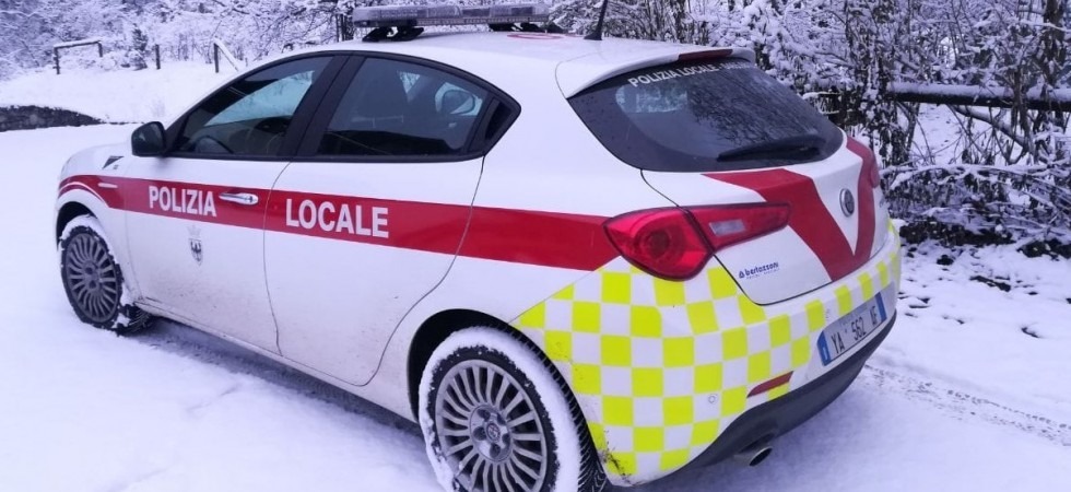 Assicura l'auto online, i vigili lo fermano e scopre di essere stato truffato