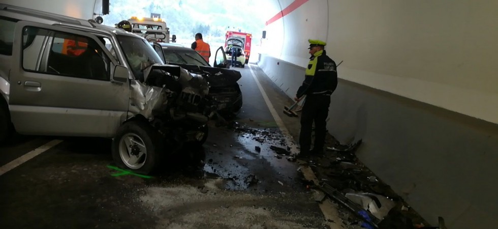 L'auto invade l'altra corsia, frontale in galleria