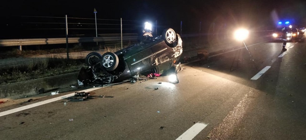 Carambola sulla MeBo, tre auto si scontrano e una finisce per cappottarsi