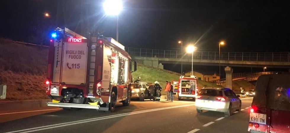 Accusa un malore mentre guida e taglia tutta la carreggiata opposta, 70enne in ospedale