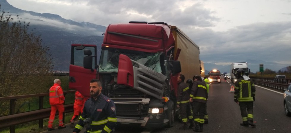 Si tamponano due autoarticolati, cabina di un mezzo pesante distrutta