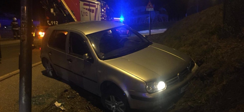 Troppa velocità, perde il controllo e salta prima sul marciapiede e poi finisce contro un dosso