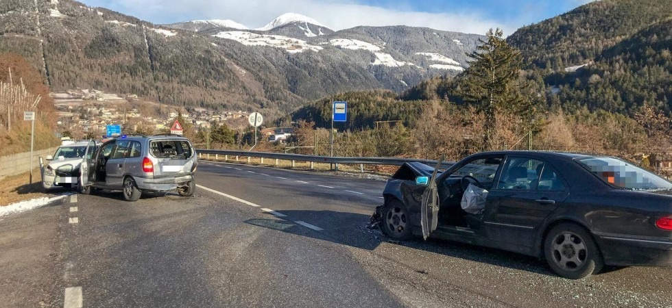 Incidente tra tre auto e un veicolo inizia a perdere benzina, i pompieri evitano l'esplosione