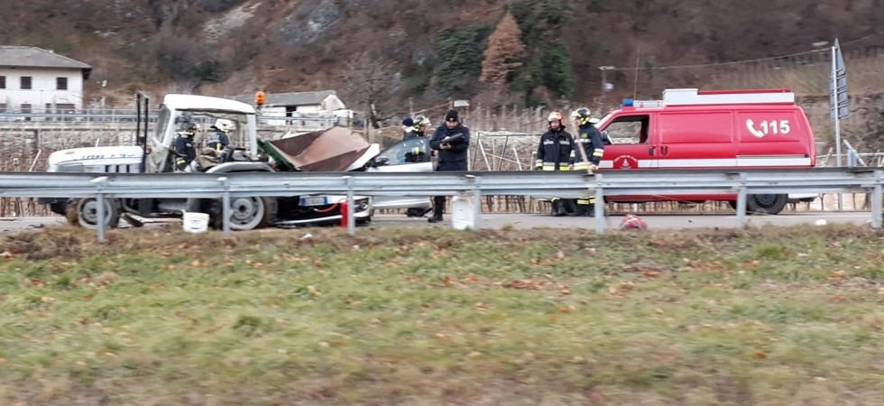 Foto tratta da Facebook Auto centra un trattore e l'uomo alla guida finisce sbalzato sull'asfalto