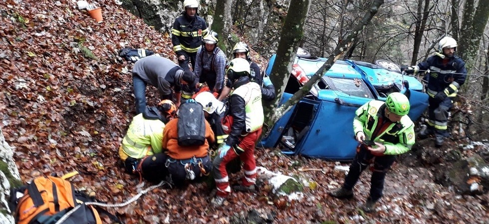 Estratta dalle lamiere dopo un volo di 70 metri, i soccorsi si calano nella scarpata