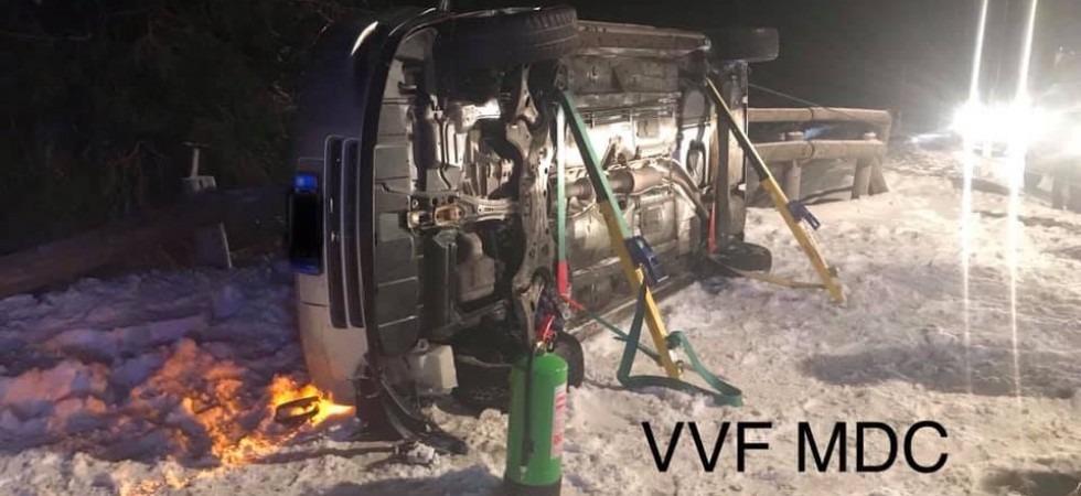 Ruote estive montate dietro, perde aderenza su neve e ghiaccio, sbanda e si ritrova ribaltata a un passo dallo strapiombo