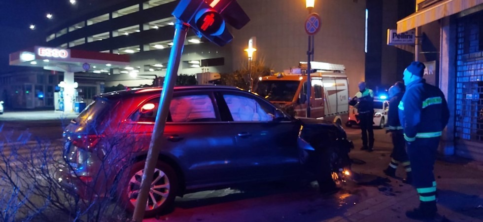 Finisce contro un semaforo e la corsa si ferma sul marciapiede, auto distrutta a Trento