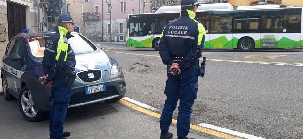 Inseguono tre stranieri (che però riescono a svignarsela) e recuperano 50 grammi di hashish