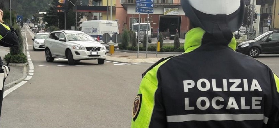 Trasporta rifiuti pericolosi senza autorizzazione, denunciato dalla Polizia locale