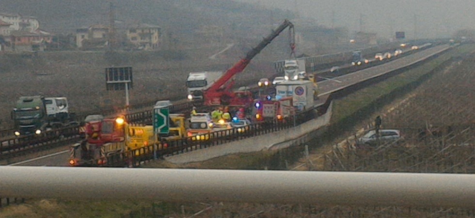 Tragedia sull'A22, muore un 52enne che si è schiantato in auto ed è rimasto incastrato sotto un mezzo pesante
