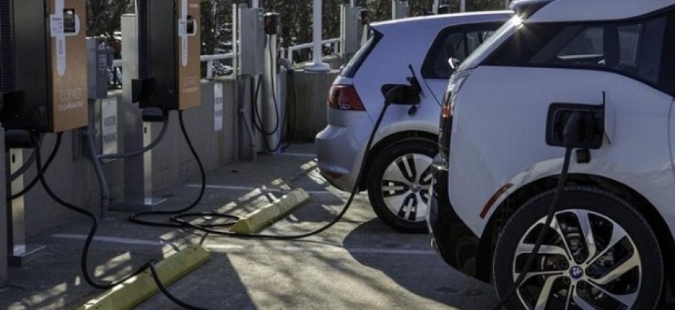 Incentivi tra i 500 e 1.500 euro per acquistare le colonnine di ricarica per auto elettriche e ibride