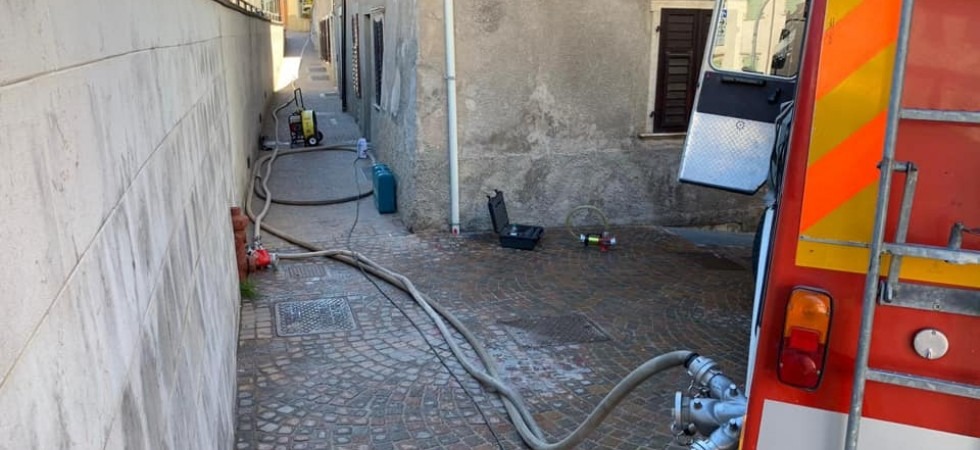 Prende fuoco la cucina, i vigili del fuoco riescono a salvare il cane