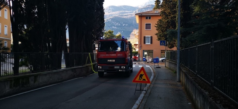 Scavano lungo la strada ma tagliano il tubo del gas, un'intera via chiusa