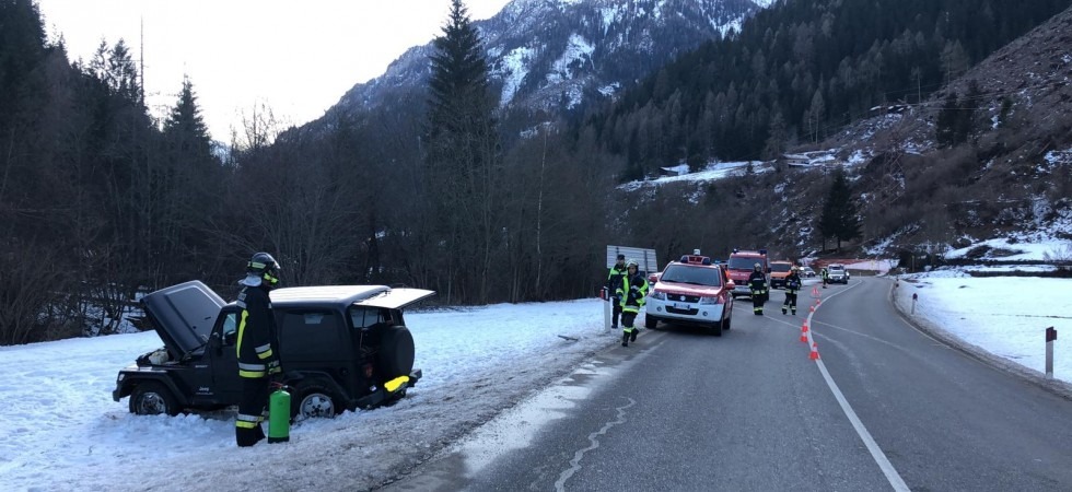 Un frontale e poi i tamponamenti, cinque auto e una decina di persone coinvolte