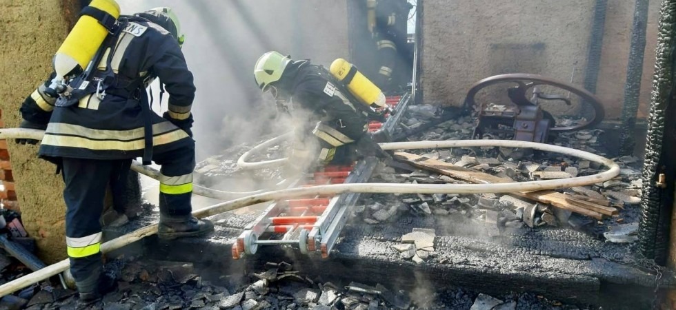 Furioso incendio in un'abitazione, intervengono sei corpi dei vigili del fuoco per spegnere le fiamme