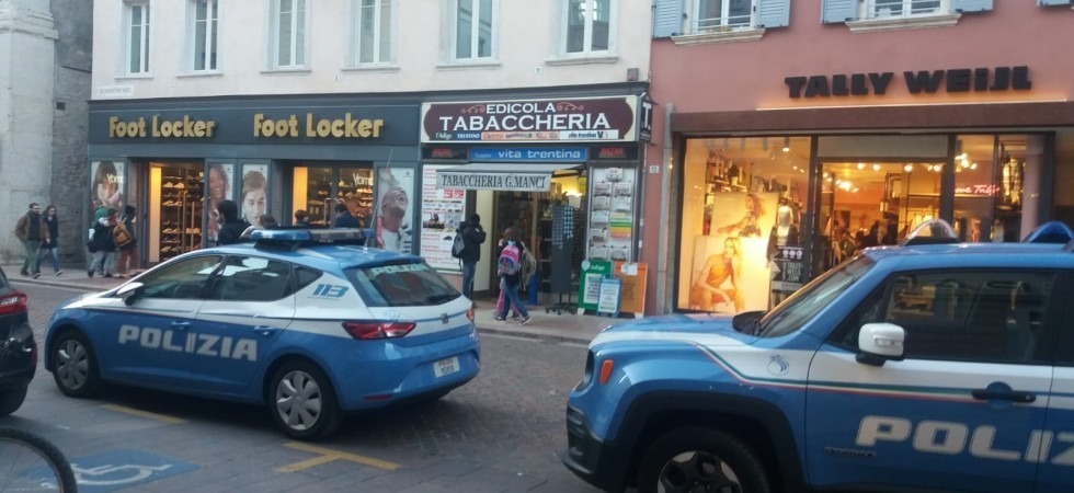 Tentano la truffa del resto ma non fanno i conti con il tabaccaio che chiama la polizia