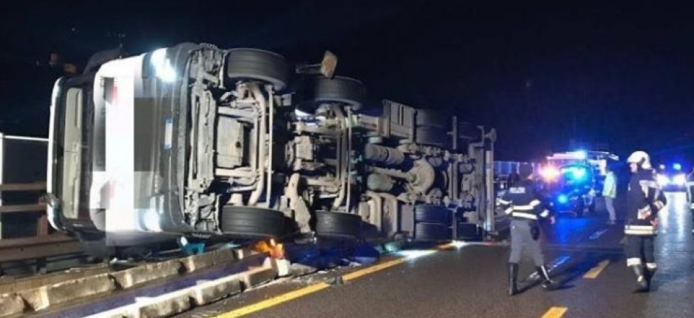 Paura in A22, un camion esce di strada, sbatte contro le barriere di cemento e si rovescia