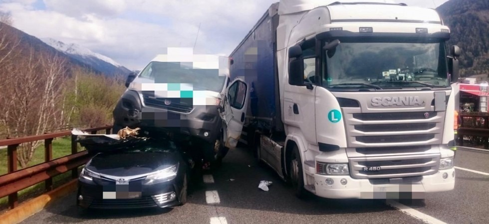 Mega incidente in autostrada, 17 feriti e coinvolti anche diversi camion