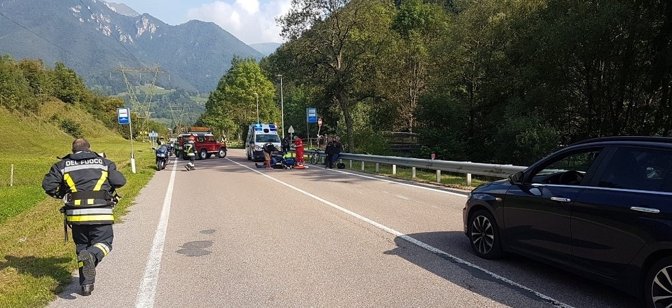 Perde il controllo della moto e sbatte violentemente sull'asfalto, paura per un 57enne