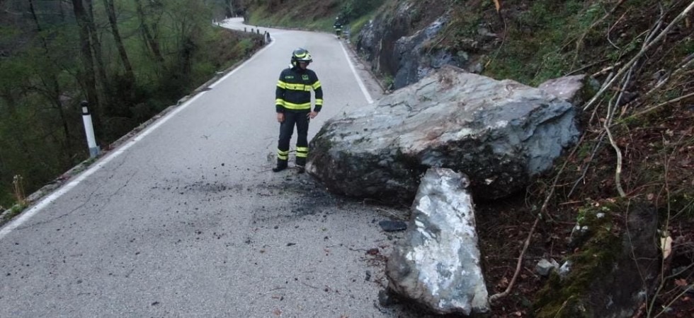 Frane in Val Daone, crollano grossi massi sull'asfalto