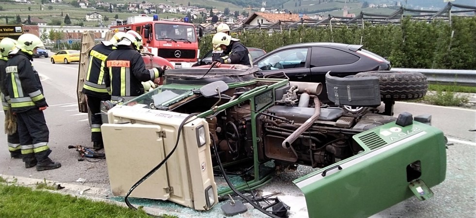 Scontro trattore-auto, mezzo agricolo rovesciato di lato e veicolo distrutto