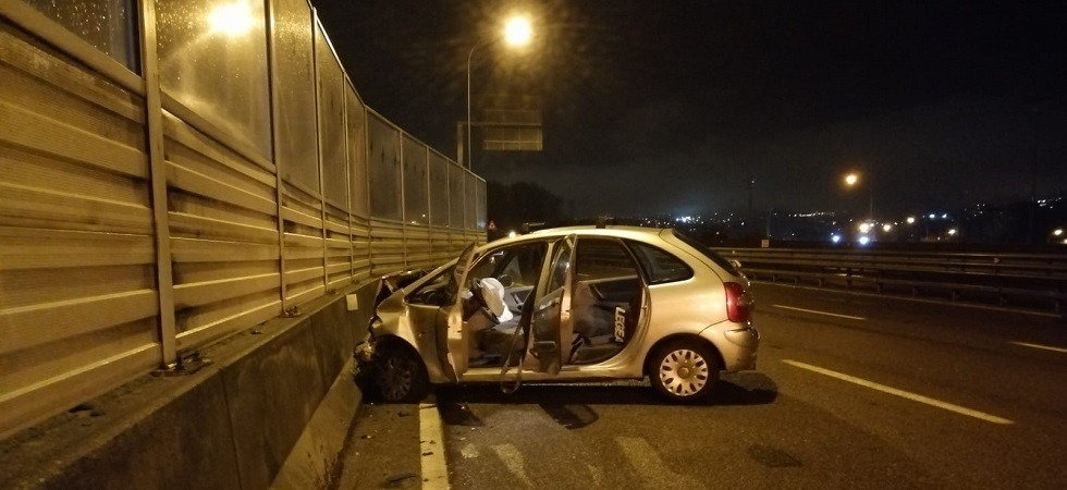Perde il controllo dell'auto e si schianta contro le barriere in tangenziale
