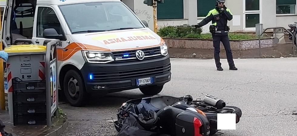 Salta il semaforo, una moto e un'auto si scontrano