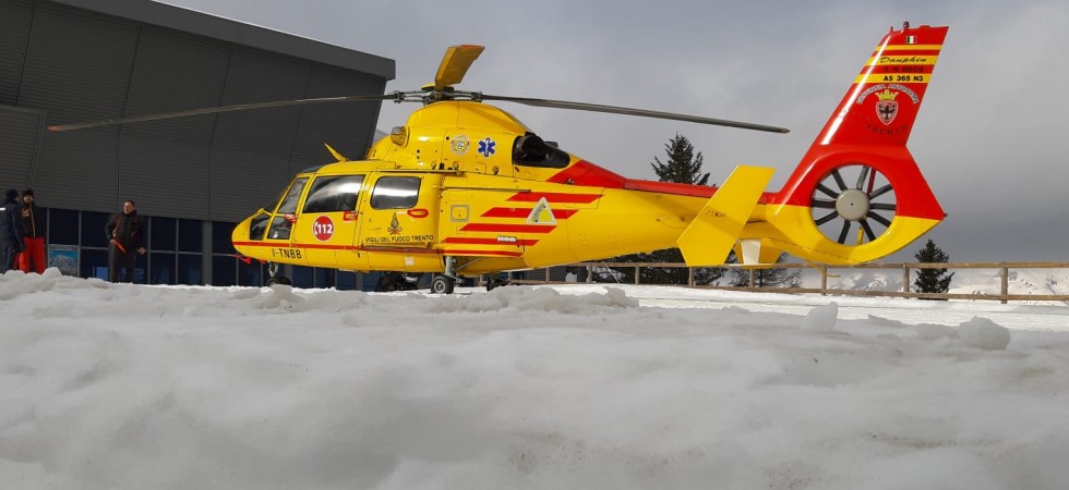 Cade e sbatte sulla neve mentre scia, l'elicottero entra in azione sulla Paganella