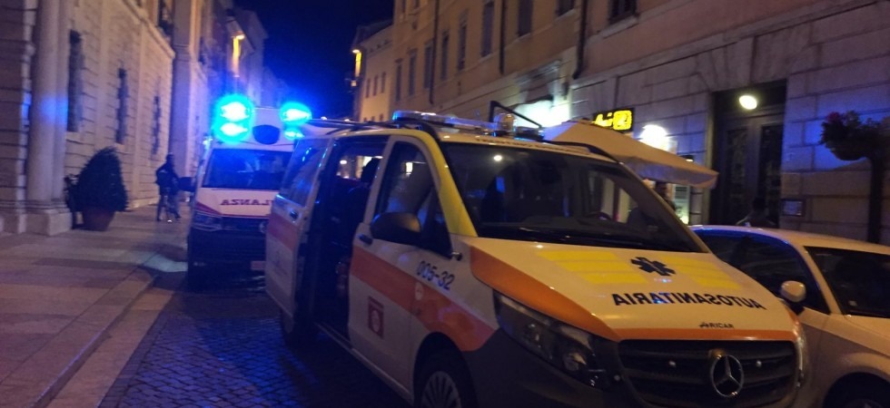 Si sente male seduto al bar, giovane trasportato all'ospedale Santa Chiara di Trento