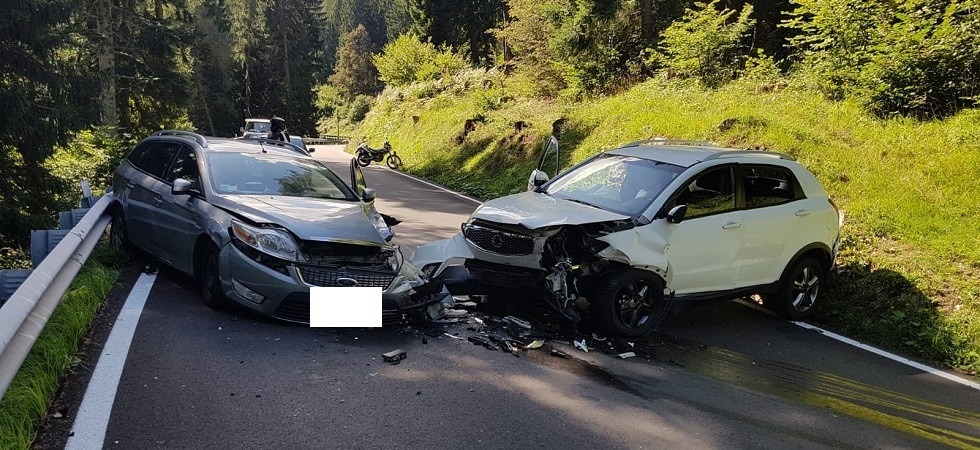 Spaventoso frontale sui tornanti, tre persone salvate dalle cinture di sicurezza
