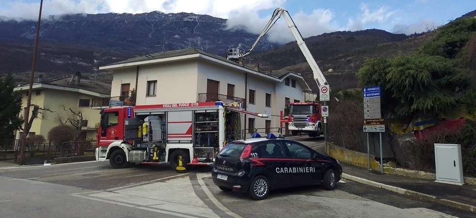 Un camino finisce in fiamme, diversi vigili del fuoco in azione in Vallagarina