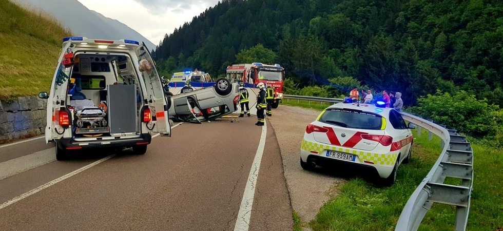 Sbanda, sbatte contro il muretto e si cappotta, quattro persone coinvolte nell'incidente