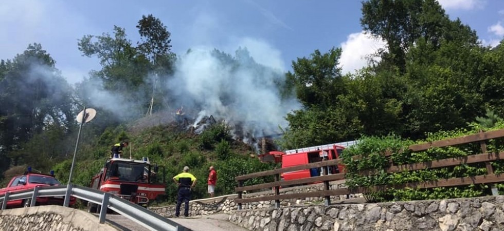 Incendio sopra Molina di Ledro domato dai vigili del fuoco, si segue la pista dolosa