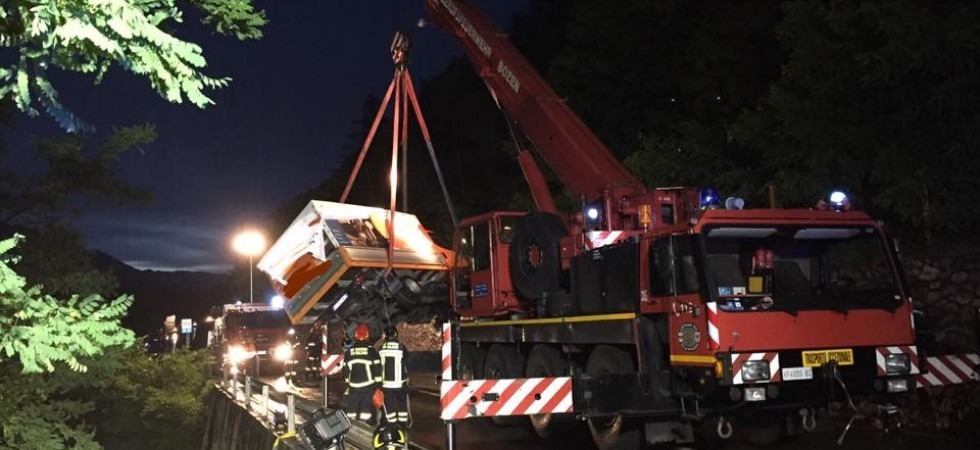 Il furgone finisce fuori strada e si ferma in bilico su un albero