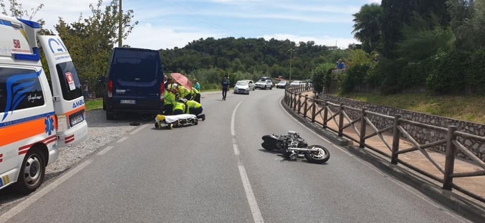 Violento scontro tra una moto e un furgone, ferito un centauro