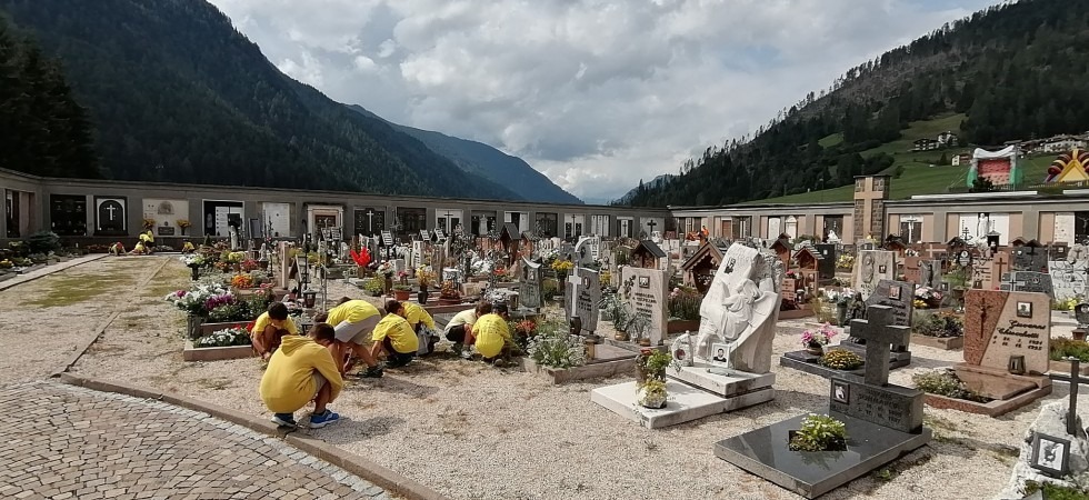 Piove e saltano le attività all'Acropark e una trentina di bambini puliscono il cimitero dalle erbacce