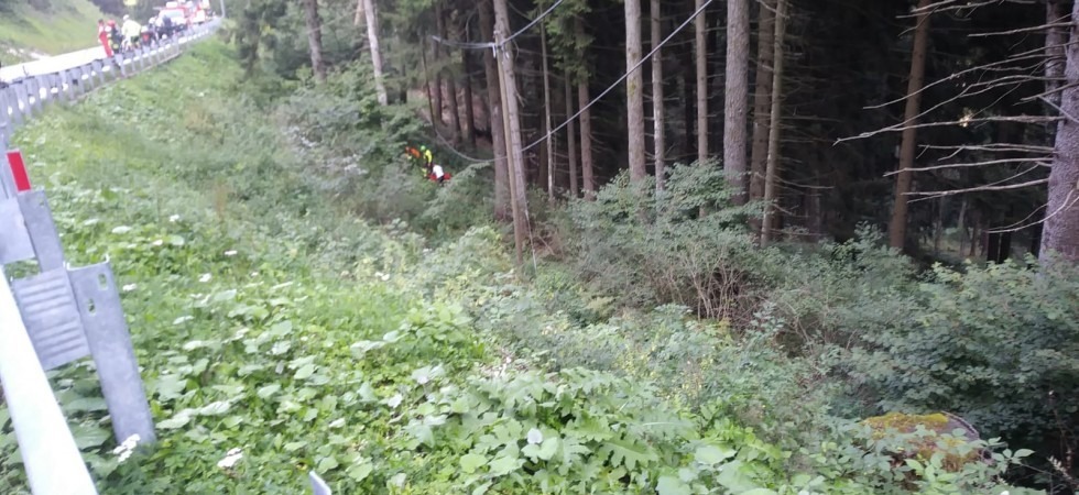 Sbaglia il tornante, sbatte contro il guardrail e ruzzola nella scarpata, grave incidente per un motociclista