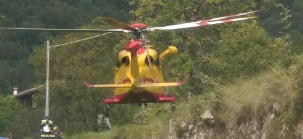 Un poliziotto ferma una moto, che riparte e lo trascina per 400 metri, il centauro poi scappa via