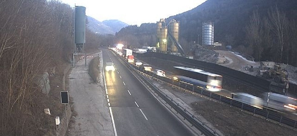Un furgone finisce in panne in galleria, statale della Valsugana bloccata verso Padova