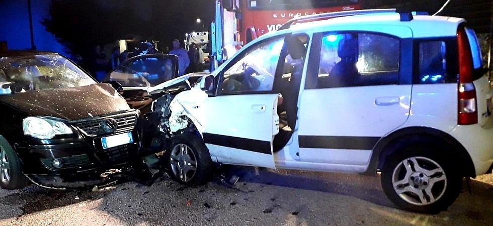 Violento frontale nella notte, coinvolti quattro giovanissimi tra i 17 e i 19 anni