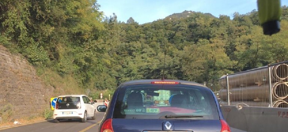 Mezzo pesante in fiamme, code e rallentamenti verso la Valsugana