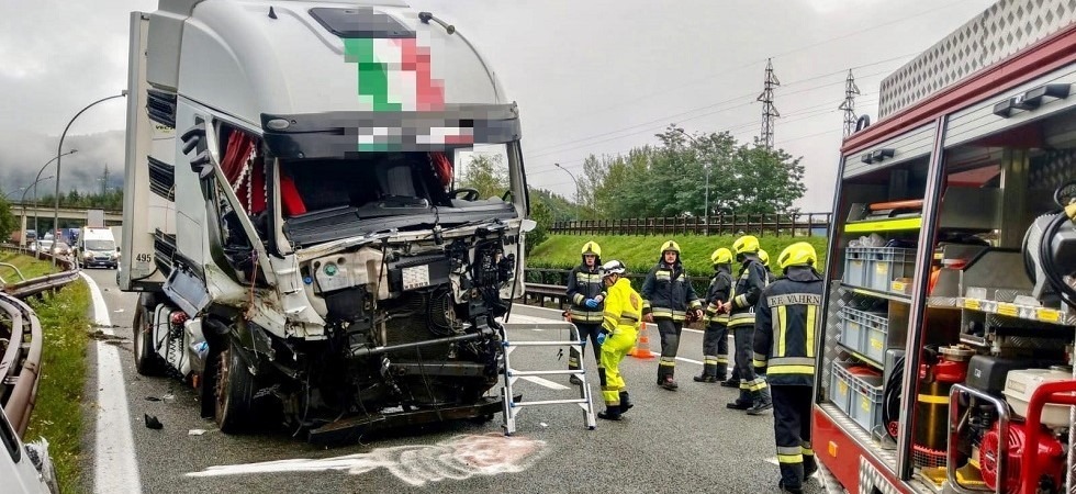 A22, l’autoarticolato sbanda improvvisamente e sfonda il guardrail