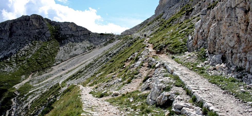 Perde il sentiero e si trova davanti un dirupo, il Soccorso alpino lo trova con il gps