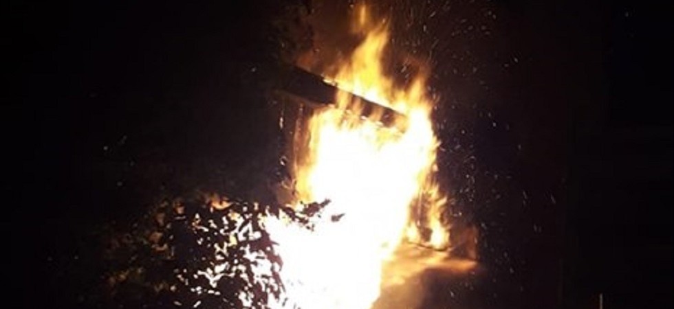 Le fiamme avvolgono tre piani di una palazzina, tredici persone evacuate e quattro feriti