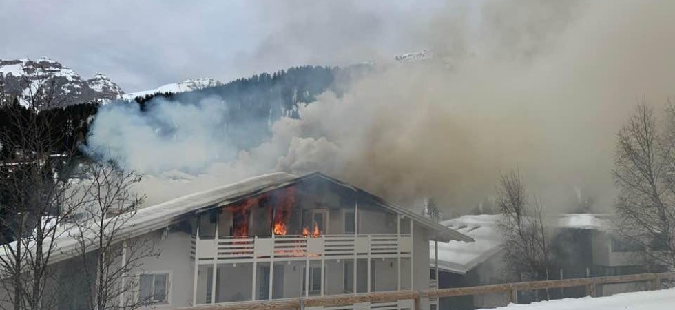 Incendio all'hotel Miramonti, tetto e piani alti ancora in fiamme, lavoro senza sosta dei vigili del fuoco