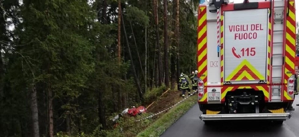 Esce di strada con l’auto e precipita nella scarpata, per estrarla servono le pinze idrauliche