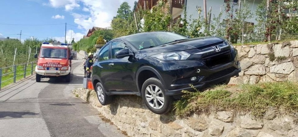 Un muretto beffa un'auto, che resta in bilico tra due strade