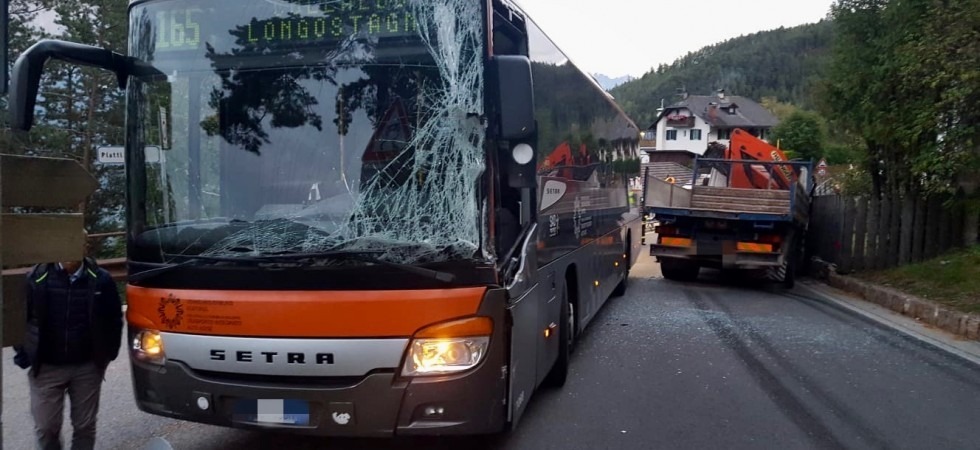 La strada è troppo stretta e la corriera e il camion si scontrano